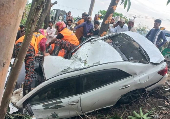 মীরসরাইয়ে নিয়ন্ত্রণ হারিয়ে গাছে ধাক্কা, প্রাণ গেল চালকের