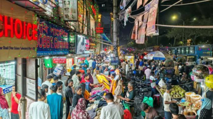 ঈদ কেনাকাটায় মুখর নিউমার্কেট–এলিফ্যান্ট রোড, ক্রেতাদের উপচে পড়া ভিড়