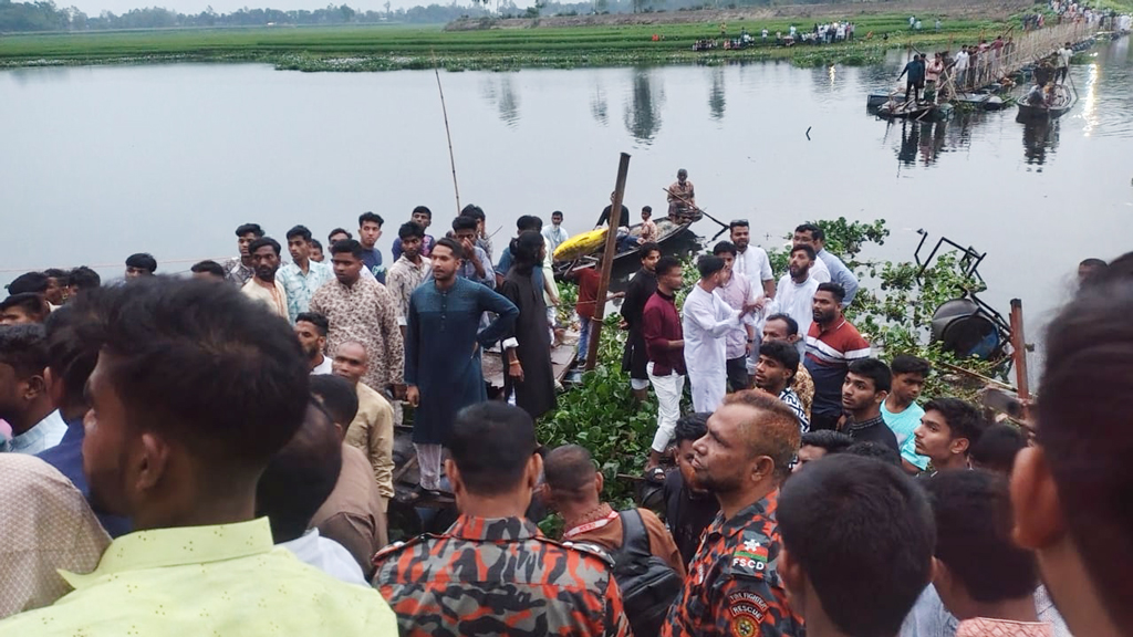 দেওয়ানগঞ্জে ঈদের ভিড়ে ভাসমান সেতু ধস, নদীতে পড়ে নিহত ৪