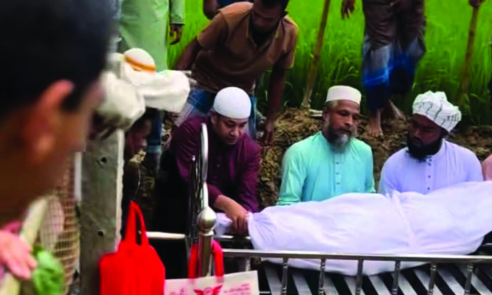 প্রটোকল ভেঙে কবরেই নেমে দাফন কাজে প্রতিমন্ত্রী, মানবিকতায় মুগ্ধ জনতা