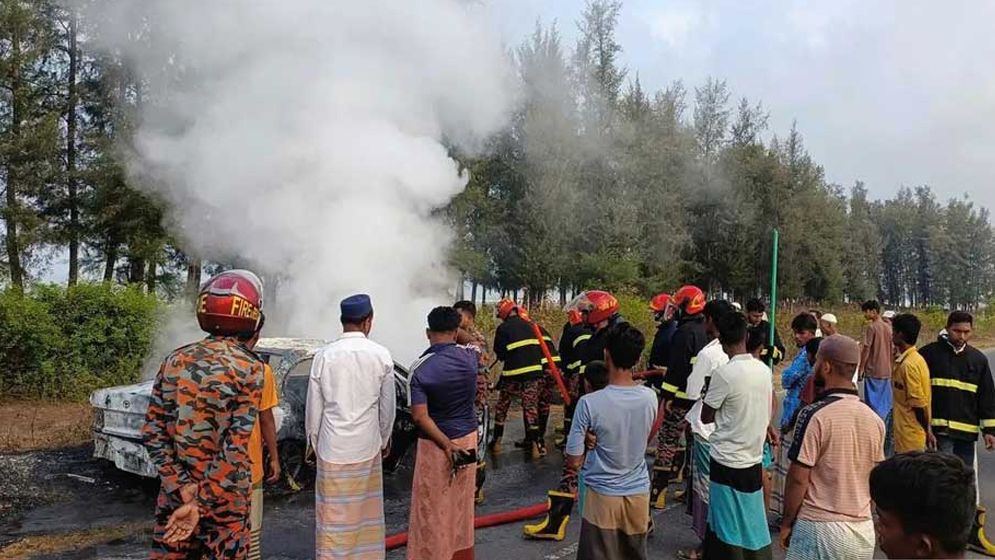 মেরিন ড্রাইভে চলন্ত মিনিকারে আগুন, অল্পের জন্য রক্ষা পেলেন যাত্রীরা
