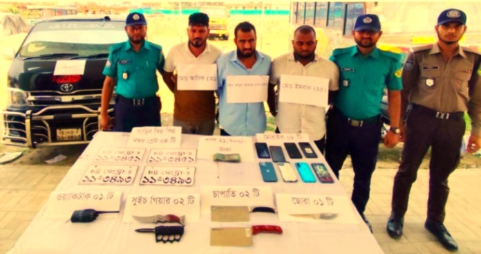 পতেঙ্গায় বড় ধরনের অভিযান: ডাকাত চক্রের ৩ সদস্য গ্রেপ্তার, উদ্ধার অস্ত্র ও সরঞ্জাম