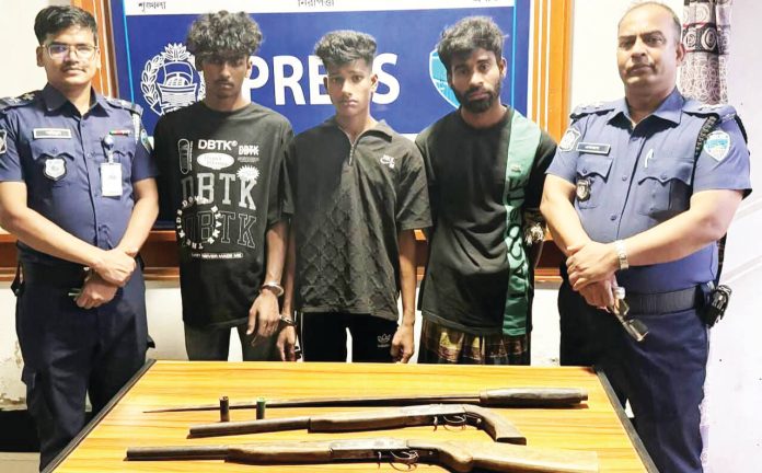 সাতকানিয়ায় ডাকাত দলের আস্তানা ভেঙে দিল পুলিশ, অস্ত্রসহ গ্রেপ্তার ৩