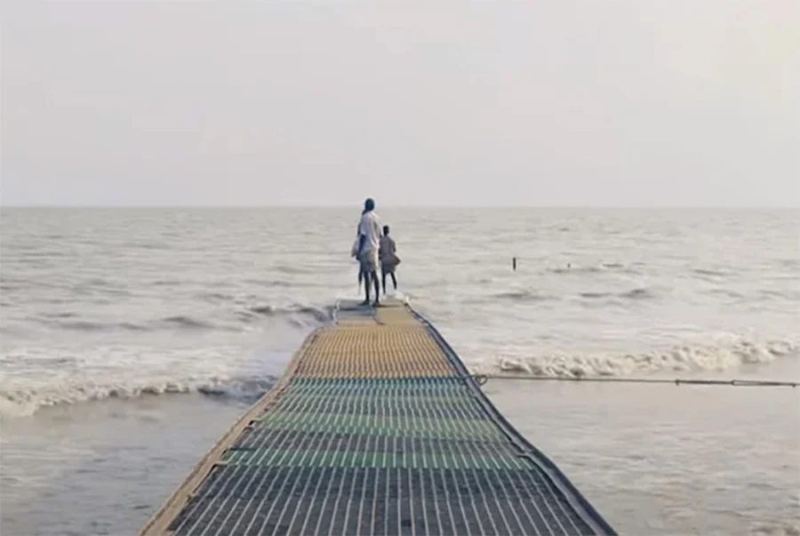 সীতাকুণ্ডে সমুদ্রসৈকতে স্রোতের টানে প্রাণ গেল তরুণের, বন্ধু উদ্ধার