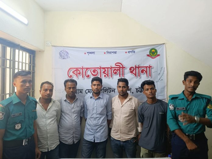 চট্টগ্রামে ডাকাত দলের ৫ সদস্য গ্রেফতার, টার্গেটে ছিল ফলমন্ডি-রিয়াজউদ্দিন বাজার