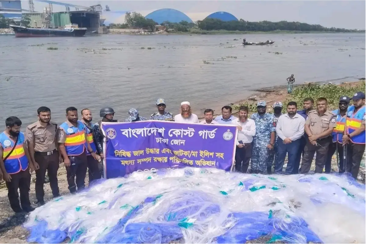 মুন্সীগঞ্জে কোস্ট গার্ডের বড় অভিযান: প্রায় ৩৯ কোটি টাকার নিষিদ্ধ কারেন্ট জাল জব্দ